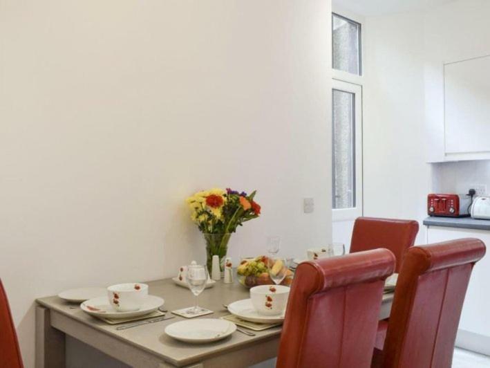 Courtyard Holiday Apartments Inverkeithing Exteriör bild