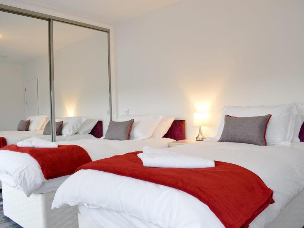 Courtyard Holiday Apartments Inverkeithing Exteriör bild